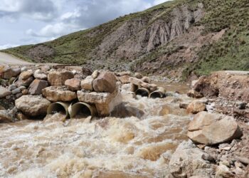 POR INTENSAS LLUVIAS COLAPSA PUENTE SANTA BÁRBARA DEJANDO INCOMUNICADOS A ANEXOS DE YAULI