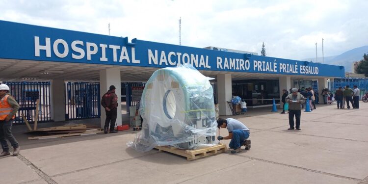 EsSalud inicia instalación de tomógrafo de 124 cortes en Huancayo