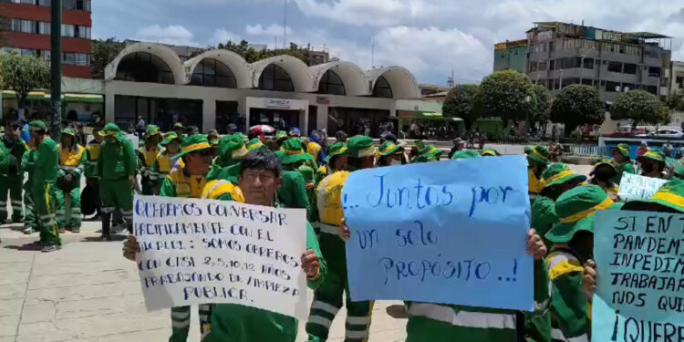 Huancayo: Trabajadores de limpieza pública piden continuidad laboral luego del traspaso del servicio a municipio