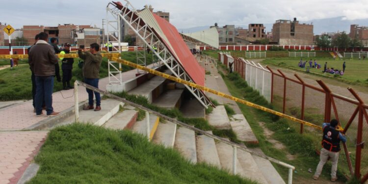 Chilca: En medio de partido de fútbol colapsó parte del techo de tribunas de estadio Coto Coto