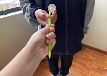 Huancayo: Extranjeros ofrecen lapiceros «gratis» a escolares afuera de colegios para luego estafarlos y robarles pertenencias
