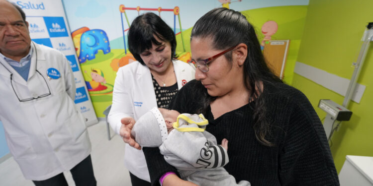 Médicos de INCOR de EsSalud reconstruyen parte del corazón de recién nacido natural de Huancayo