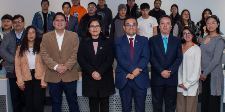 UTP Huancayo organizó conversatorio con líderes de banca y finanzas