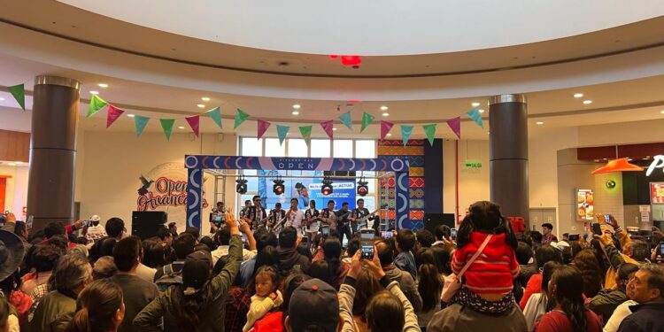 Open celebra el 159 aniversario de la creación de Huancayo con un show de la agrupación Ramak