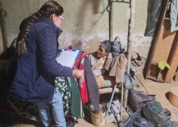Abuelito abandonado que sufría desnutrición crónica y hematomas es internado en albergue