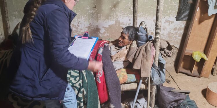Abuelito abandonado que sufría desnutrición crónica y hematomas es internado en albergue