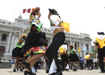 Municipios e instituciones que difunden Huaylarsh serán reconocidos pro el Congreso