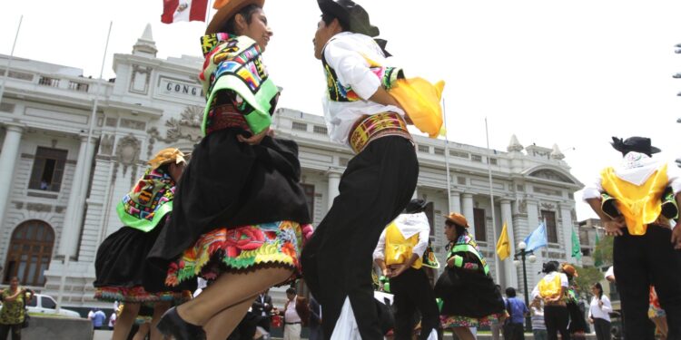 Municipios e instituciones que difunden Huaylarsh serán reconocidos pro el Congreso