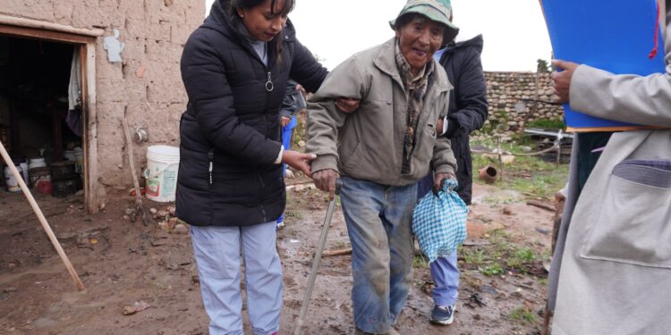 Abuelito que sufría de constantes robos de su humilde casa fue albergado