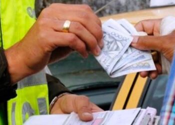 Investigan a policía acusada de solicitar dinero a conductor a cambio de anular infracción de tránsito