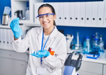 Día Internacional de la Mujer: la importancia de impulsar el liderazgo femenino en el campo STEM