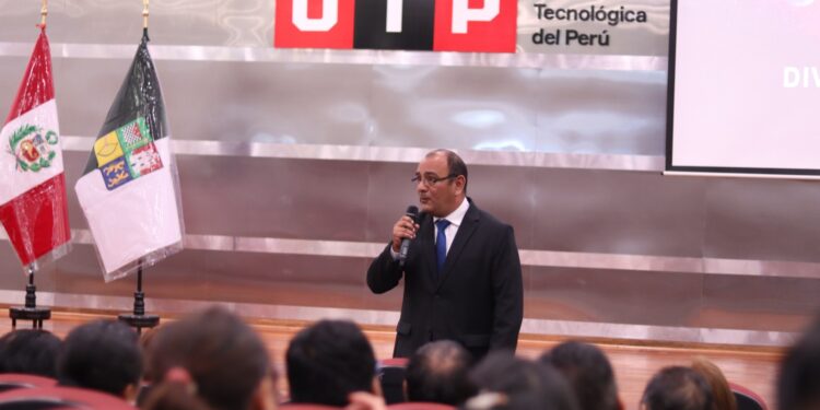 UTP capacitó a más de 1500 directores de colegios y docentes del país