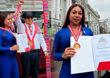 Dayanita condecorada en el Congreso en medio de polémica por presunto contenido para adultos