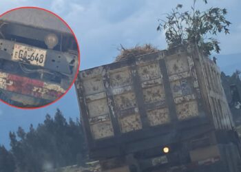 Camión de la Municipalidad de Huancayo fue sorprendido arrojando desmonte al río Mantaro en Huamancaca Chico