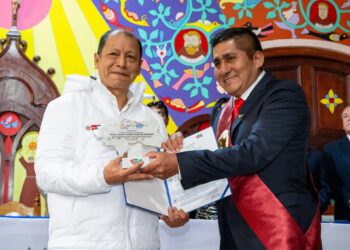 Gobernador de Junín condecoró a ministro mientras compromisos presupuestales siguen sin cumplirse