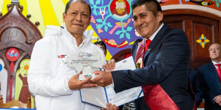Gobernador de Junín condecoró a ministro mientras compromisos presupuestales siguen sin cumplirse