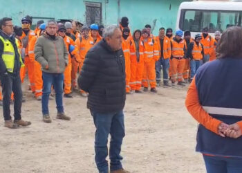 Paralizan obra de la carretera JU-108: más de 200 trabajadores denuncian falta de pagos