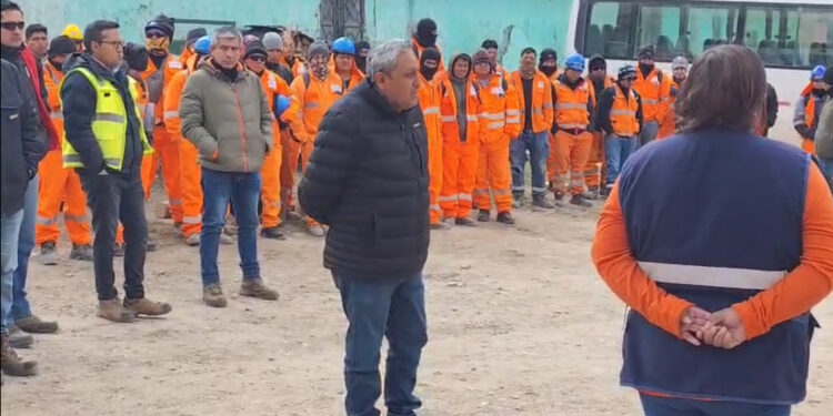 Paralizan obra de la carretera JU-108: más de 200 trabajadores denuncian falta de pagos