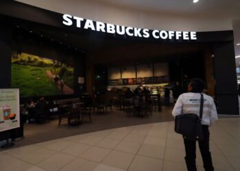 Starbucks del Mall Plaza Huancayo es multado por vender productos sin registro sanitario