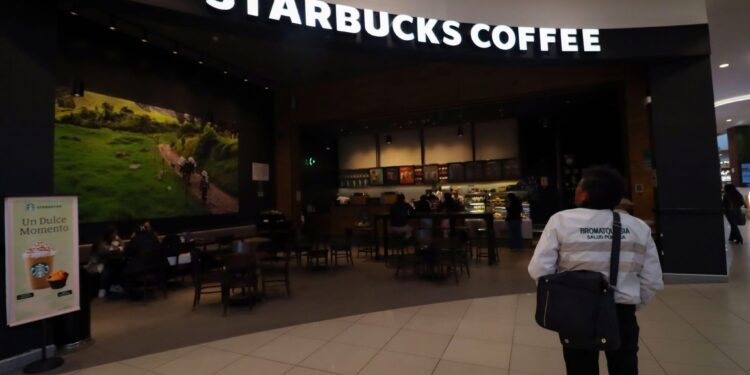 Starbucks del Mall Plaza Huancayo es multado por vender productos sin registro sanitario
