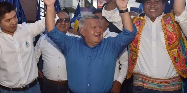 César Acuña bajo investigación del JEE Huancayo por presunta vulneración de neutralidad electoral tras acto proselitista en Huamanmarca