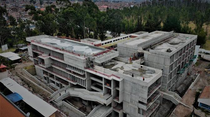 Estudiantes de Ingeniería Civil de la UNCP protestan por incumplimiento en la entrega de nuevo pabellón