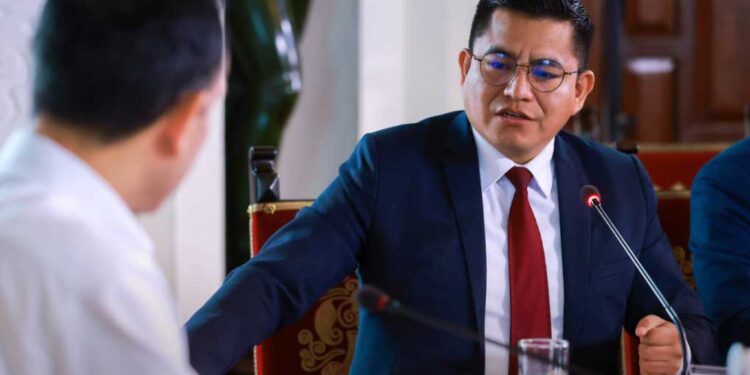 “Dios ha permitido que usted esté en ese sillón”: Dennys Cuba respalda sin matices al presidente Jerí en plena crisis social