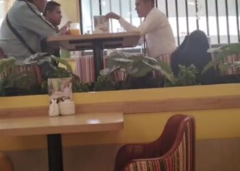 Gerente de Desarrollo Social coordina acciones de la “Bomberotón” en una cafetería durante horario laboral