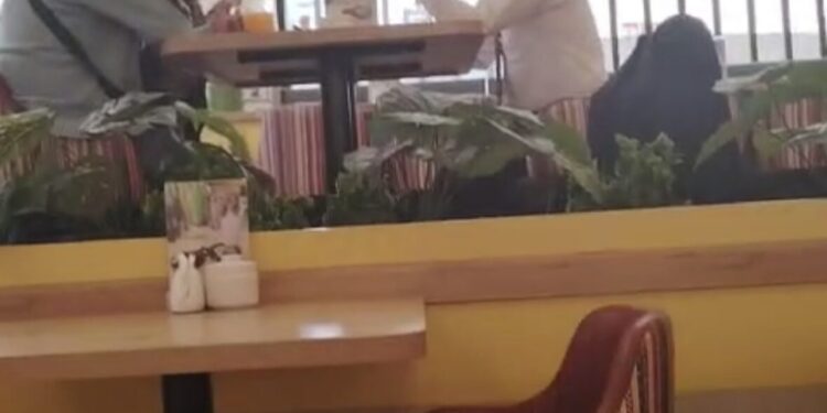 Gerente de Desarrollo Social coordina acciones de la “Bomberotón” en una cafetería durante horario laboral