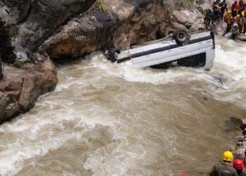AL MENOS 6 FALLECIDOS Y 18 DESAPARECIDOS DEJA TRIPLE CHOQUE Y DESPISTE DE MINIVÁN AL RÍO