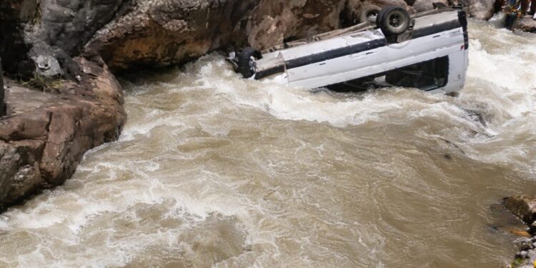 AL MENOS 6 FALLECIDOS Y 18 DESAPARECIDOS DEJA TRIPLE CHOQUE Y DESPISTE DE MINIVÁN AL RÍO