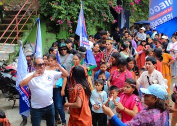 Productores de la selva central exponen demandas a candidato al cenado Cristhian Velita