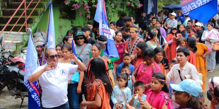 Productores de la selva central exponen demandas a candidato al cenado Cristhian Velita