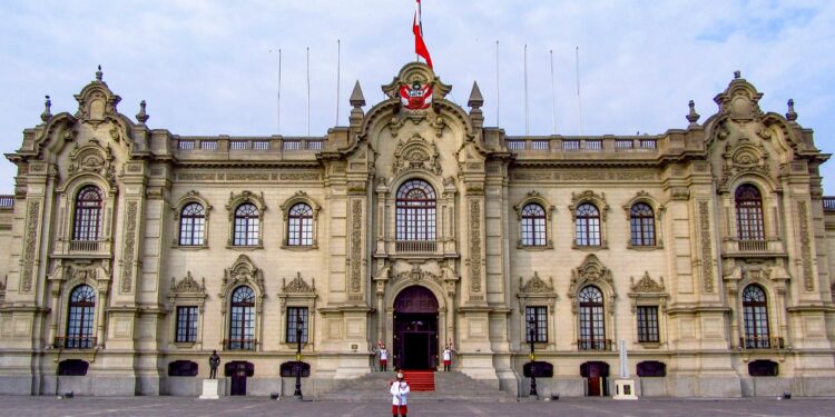 Desconfianza y desinterés marcan la relación de los peruanos con la política