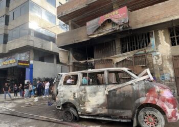 Sueño que se apagó en minutos: minivan nueva se incendia en taller de El Tambo