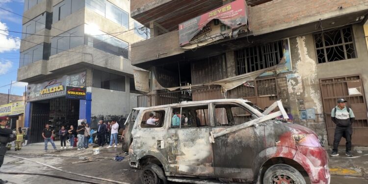 Sueño que se apagó en minutos: minivan nueva se incendia en taller de El Tambo