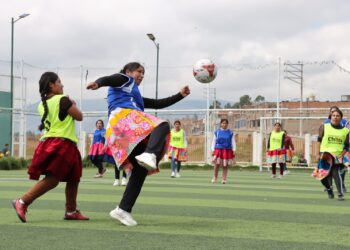 Goles, polleras y pura pasión en fútbol entre madres en Chilca