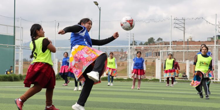 Goles, polleras y pura pasión en fútbol entre madres en Chilca