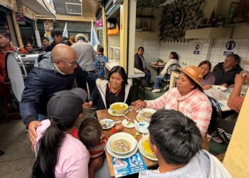 Rafael Meza recorre mercados de El Tambo y plantea apoyo para madres comerciantes