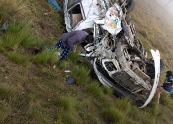 MÁS DE DIEZ HERIDOS DEJA CHOQUE FRONTAL ENTRE MINIVÁN Y AUTO EN LA CARRETERA CENTRAL