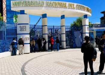 ESTUDIANTES DE INGENIERÍA CIVIL TOMAN CAMPUS DE LA UNCP POR OBRA MILLONARIA PARALIZADA