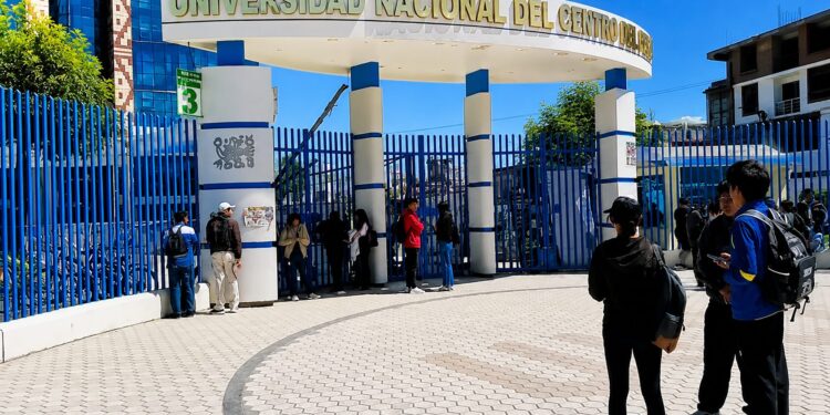 ESTUDIANTES DE INGENIERÍA CIVIL TOMAN CAMPUS DE LA UNCP POR OBRA MILLONARIA PARALIZADA