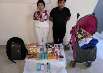 CAE PAREJA ACUSADA DE ROBAR PRODUCTOS EN SUPERMERCADO USANDO COCHE DE BEBÉ