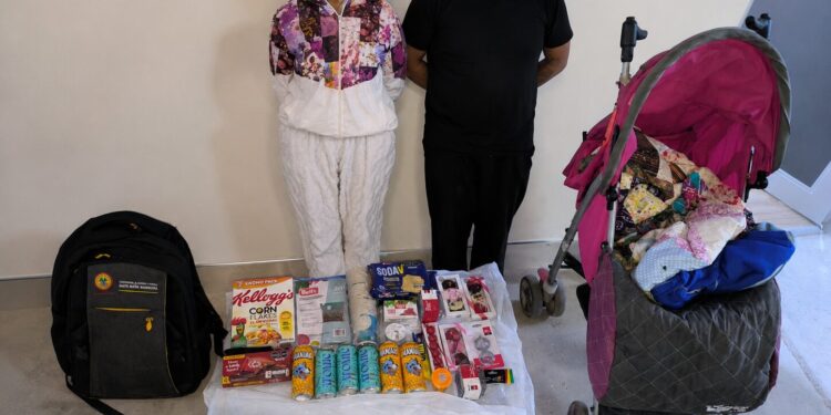 CAE PAREJA ACUSADA DE ROBAR PRODUCTOS EN SUPERMERCADO USANDO COCHE DE BEBÉ