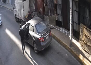 AUTO IMPACTA FURGÓN Y ARROLLA A DOS PERSONAS QUE DESCARGABAN MERCADERÍA
