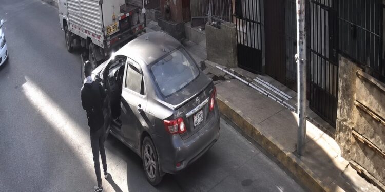 AUTO IMPACTA FURGÓN Y ARROLLA A DOS PERSONAS QUE DESCARGABAN MERCADERÍA