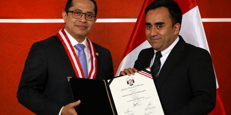 Marlon Aguirre recibe credencial y se alista para asumir representación de Junín en el Congreso