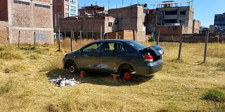 ¡ROBAN AUTO RECIÉN COMPRADO Y LO DEJAN DESMANTELADO EN HORAS EN HUANCAYO!