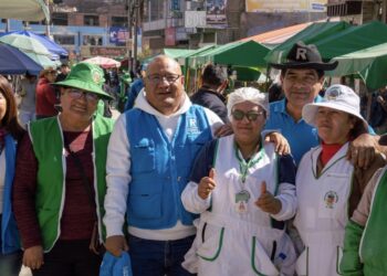 RAFAEL MEZA PRESENTA SUS PROPUESTAS A COMERCIANTES DEL MERCADO CATALINA HUANCA