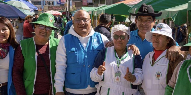 RAFAEL MEZA PRESENTA SUS PROPUESTAS A COMERCIANTES DEL MERCADO CATALINA HUANCA